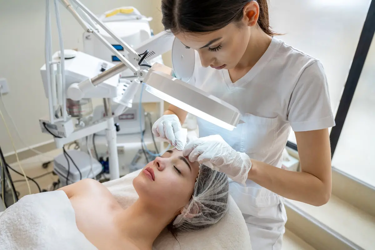 Treatment di Klinik Kecantikan Bisa Lawan Tanda Penuaan Dini, Mitos atau Fakta Sih?