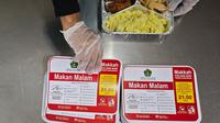 Proses penyiapan menu makan malam jemaah haji di salah satu dapur katering yang bermitra dengan Indonesia. (dok. MCH 2025)