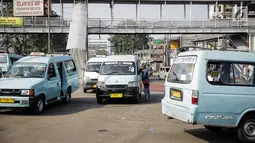 Sejumlah angkutan umum (angkot) menunggu penumpang di Terminal Kampung Melayu, Jakarta, Jumat (26/5). Setelah sempat berhenti beroperasi pasca-bom Rabu (24/5) lalu, Terminal Kampung Melayu kembali dibuka dan dioperasikan. (Liputan6.com/Faizal Fanani)