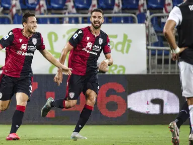 Pemain Cagliari, Luca Gagliano, melakukan selebrasi usai membobol gawang Juventus pada laga Serie A di Stadion Sardegna, Rabu (29/7/2020). Cagliari menang 2-0 atas Juventus. (Alessandro Tocco/Lapresse via AP)