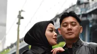 Dalam pemotretan satu ini, Terry Putri dan Derly terlihat kompak menggunakan jaket kulit berwarna hitam. Bahkan, keduanya juga tak ragu untuk memperlihatkan kemesraan bersama. (Liputan6.com/IG/@terryputri)