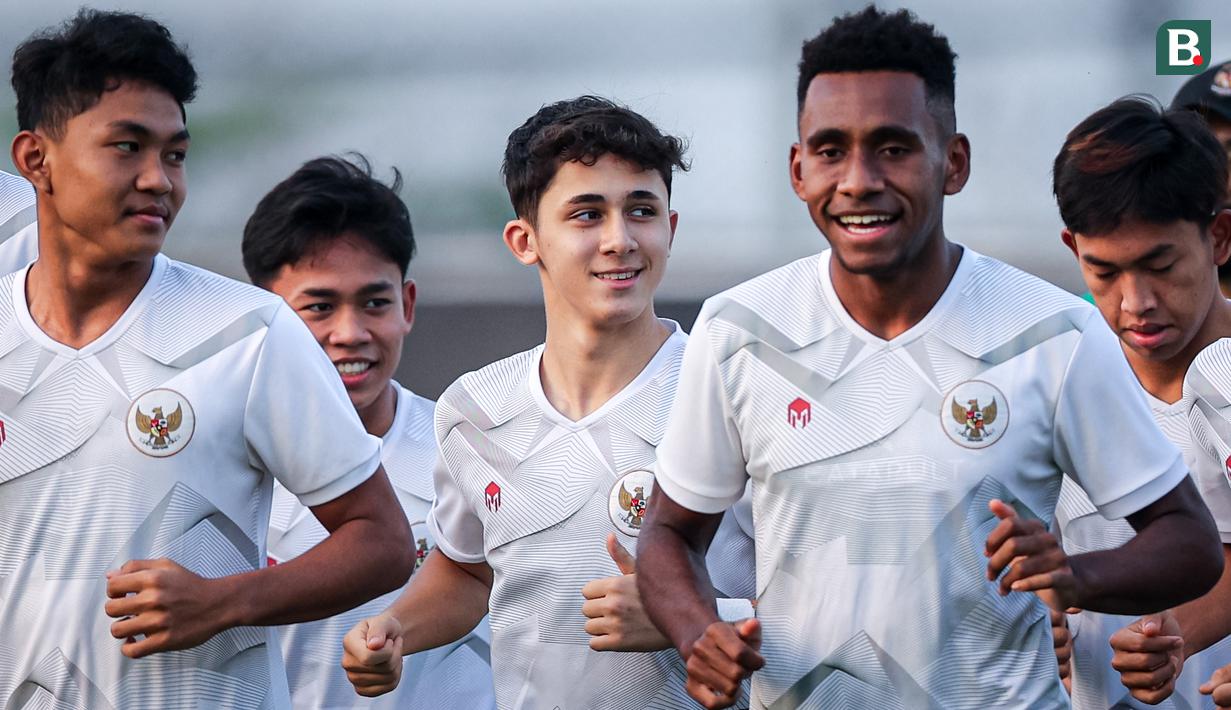 <p>Pemain Timnas Indonesia U-17, Amar Brkic (tengah) melakukan joging saat menjalani official training skuad Timnas Indonesia U-17 di Lapangan Latihan A Gelora Bung Tomo, Surabaya, Minggu (12/11/2023) sore menjelang laga kedua Grup A Piala Dunia U-17 2023 menghadapi Panama yang akan berlangsung di Stadion Gelora Bung Tomo, Senin, 13 November 2023. (Bola.com/Bagaskara Lazuardi)</p>