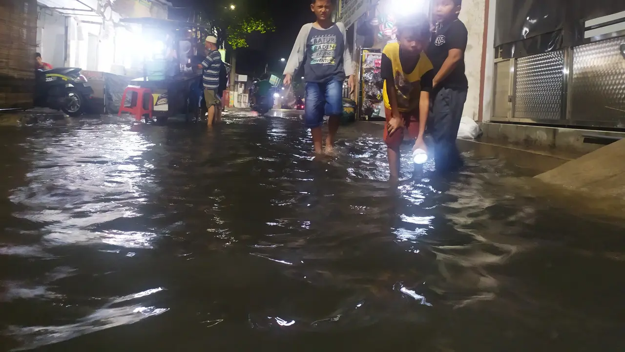 Banjir di Wonocolo yang merupakan kampung halaman Gubenur Khofifah. (Dian Kurniawan/Liputan6.com)