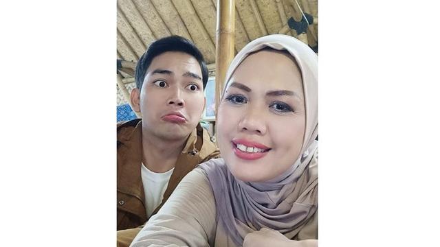 Lakukan Tanam Benang di Wajah, Ini 6 Potret Ely Sugigi Tampil Glowing