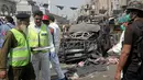 Petugas keamanan dan anggota tim penjinak bom mengamankan lokasi ledakan bom di luar tempat suci umat muslim Sufi, Lahore, Pakistan, Rabu (8/5/2019). Selama ini, pengikut aliran Sufi di Pakistan kerap menjadi target serangan mematikan oleh kelompok militan Islam, termasuk ISIS. (REUTERS/Mohsin Raza)