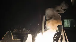 Kapal perang AS meluncurkan rudal Tomahawk ke pangkalan udara Suriah dari Laut Mediterania , Jumat (7/4). Serangan ini adalah perintah militer Donald Trump pertama sejak memegang jabatan sebagai Presiden AS. (MC3 (SW) Robert S. Price /U.S. Navy via AP)