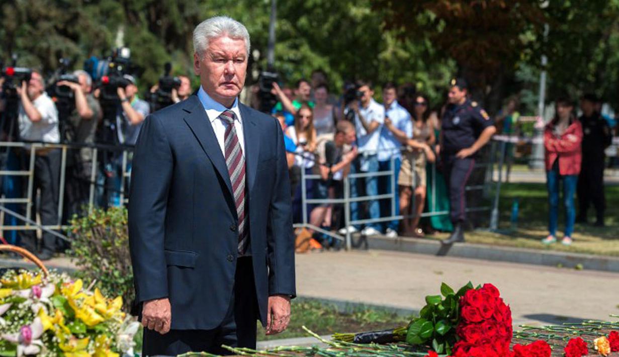 Walikota Moskow, Sergei Sobyanin, meletakkan bunga di pintu masuk Stasiun Park Pobedy, Moskow, (16/7/2014). (AFP PHOTO/Dmitry Serebryakov)