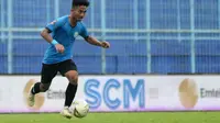 M. Hambali Tholib, salah seorang pemain yang diorbitkan pelatih Persela, Aji Santoso, seperti Saddil Ramdani. (Bola.com/Iwan Setiawan)