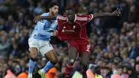 Penyerang Manchester City, Omar Marmoush (kiri) menarik baju bek Liverpool, Ibrahima Konate (kanan) selama pertandingan sepak bola Liga Primer Inggris antara Manchester City dan Liverpool di Stadion Etihad di Manchester, barat laut Inggris, pada 9 November 2025. (Darren Staples / AFP)