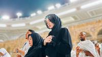 7 Potret Inara Rusli Umroh Khusyuk Berdoa, Sempatkan Mampir ke Mesir