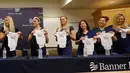 Sebagian dari 16 suster di bagian gawat darurat yang sedang hamil bersamaan ketika konferensi pers di sebuah rumah sakit di Mesa, Arizona, 17 Agustus 2018. Jumlah itu setara dengan 10% dari seluruh suster yang bertugas di bagian UGD. (AP/Ross D. Franklin)