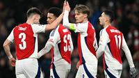 Gelandang Arsenal asal Norwegia #08, Martin Odegaard, merayakan gol ketiga timnya selama pertandingan Liga Champions UEFA antara Arsenal dan Dinamo Zagreb di Stadion Emirates di London utara, Kamis dini hari WIB (23-1-2025). (JUSTIN TALLIS/AFP)