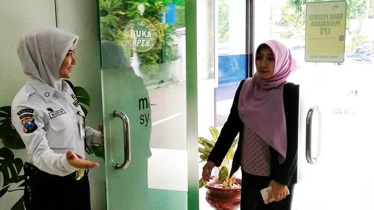 [bintang] Banting Setir, Model Cantik Asal Surabaya Ini Kini Jadi Satpam