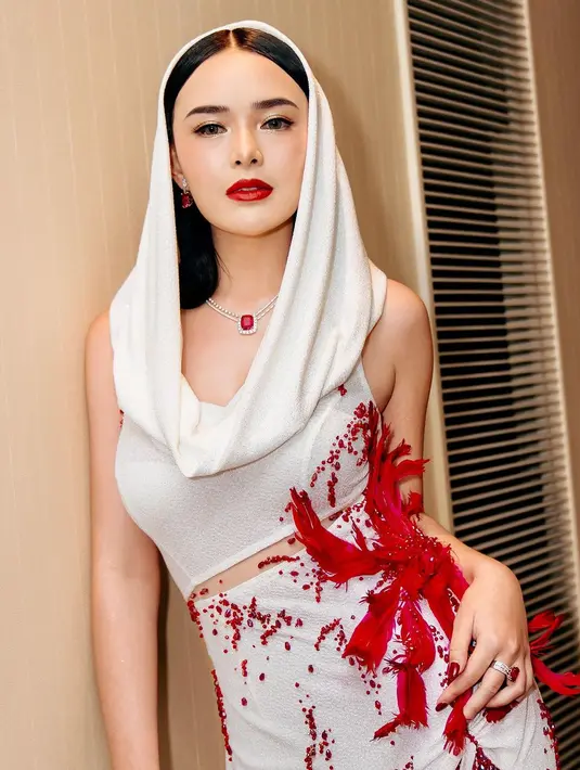 Amanda Manopo tampil elegan lewat penampilannya saat menghadiri gala premier terbarunya, Indigo. MUA Philippe Karunia memoles wajah Amanda dengan tampilan glamor natural. Ia mengaplikasikan lipstik merah cherry glossy yang menjadi on point pada penampilan Amanda. Cocok dengan kalung berliontin merahnya. [@philipekarunia]