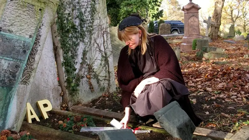 Terobsesi dengan Pemakaman, Wanita Ini Hobi Kunjungi 200 Kuburan Sejak Kecil