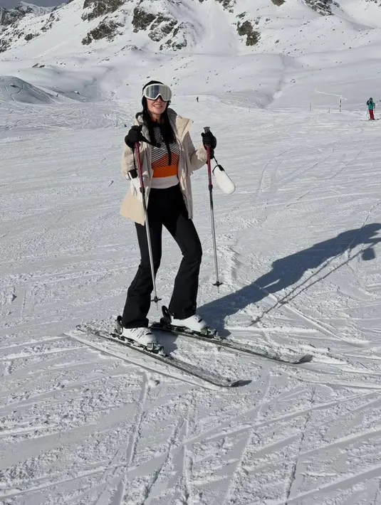 Ia kenakan sejumlah outfit mulai dari knitwear hingga puffer bernuansa putih. (Foto: Nia Ramadhani/ Instagram)