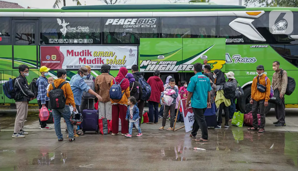 <p>Peserta Mudik Aman Mudik Sehat Kementerian Perhubungan saat akan menaruh barang bawaan mereka di bagasi bus tujuan kampung halamannya di Terminal Jatijajar, Depok, Jawa Barat, Kamis (28/4/2022). Pengguna jasa transportasi bus yang mengikuti program mudik gratis didominasi oleh pemudik yang berasal dari Jawa Tengah dan Jawa Timur dengan syarat telah menerima vaksin booster. (Liputan6.com/Faizal Fanani)</p>