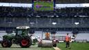 Sejumlah pekerja sedang memasang rumput hybrid baru di Stade de France, Saint-Denis, pada 24 Mei 2022 waktu setempat. Dalam waktu 48 jam, rumput baru yang ditanam di luar Barcelona, dipasang di Stade de France untuk pertandingan final Liga Champions antara Real Madrid dan Liverpool yang dijadwalkan berlangsung pada 28 Mei 2022. (AFP/Franck Fife)