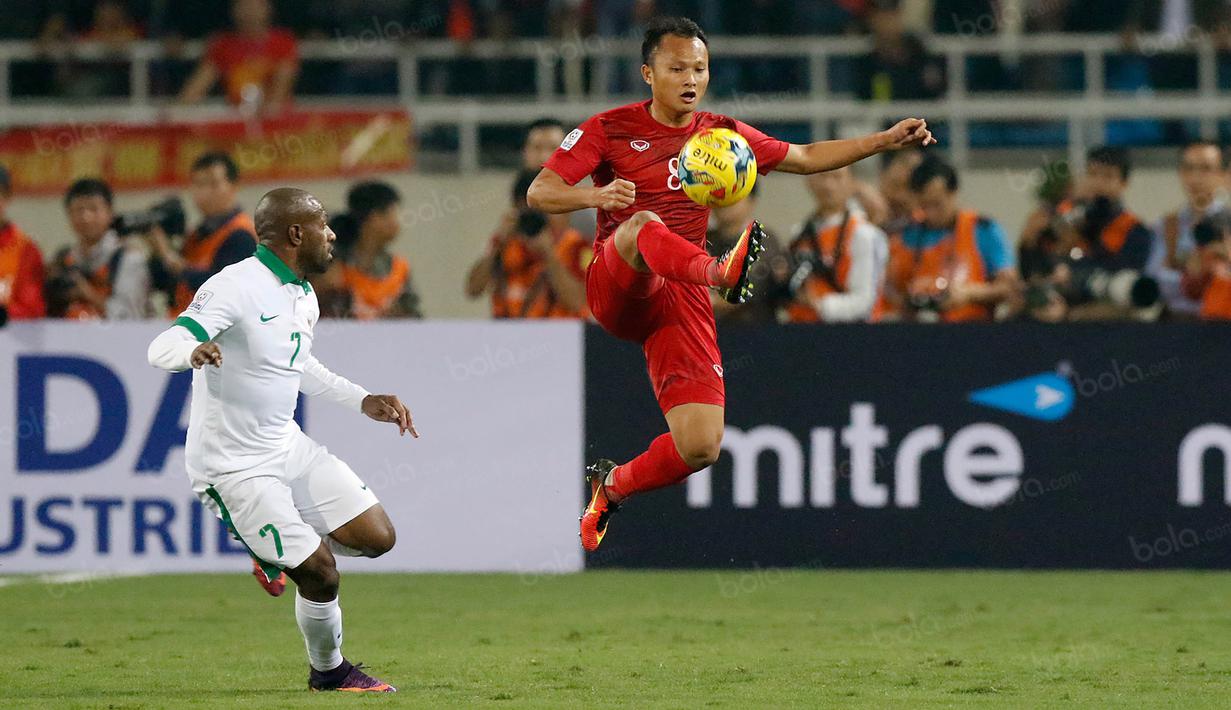 Penyerang Timnas Indonesia, Boaz Solossa, berusaha merebut bola dari pemain Vietnam pada laga semifinal Piala AFF di Stadion My Dinh, Hanoi, Kamis (7/12/2016). Indonesia lolos dengan agregat 4-3. (Bola.com/Peksi Cahyo)