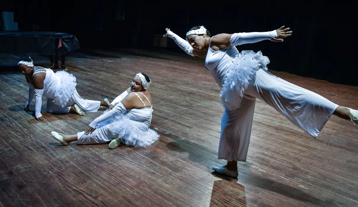 Anggota grup tari Danza Voluminosa saat tengah berlatih di Teater Nasional di Havana, 13 Januari 2016. Jika biasanya penari balet identik dengan wanita bertubuh kurus, grup tari di Kuba ini beranggotakan wanita bertubuh besar. (AFP PHOTO/ADALBERTO ROQUE)