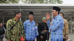 Ahok mengenakan seragam korpri saat blusukan ke kios PKL di IRTI Monas, Senin (10/11/2014),  (Liputan6.com/Herman Zakharia)