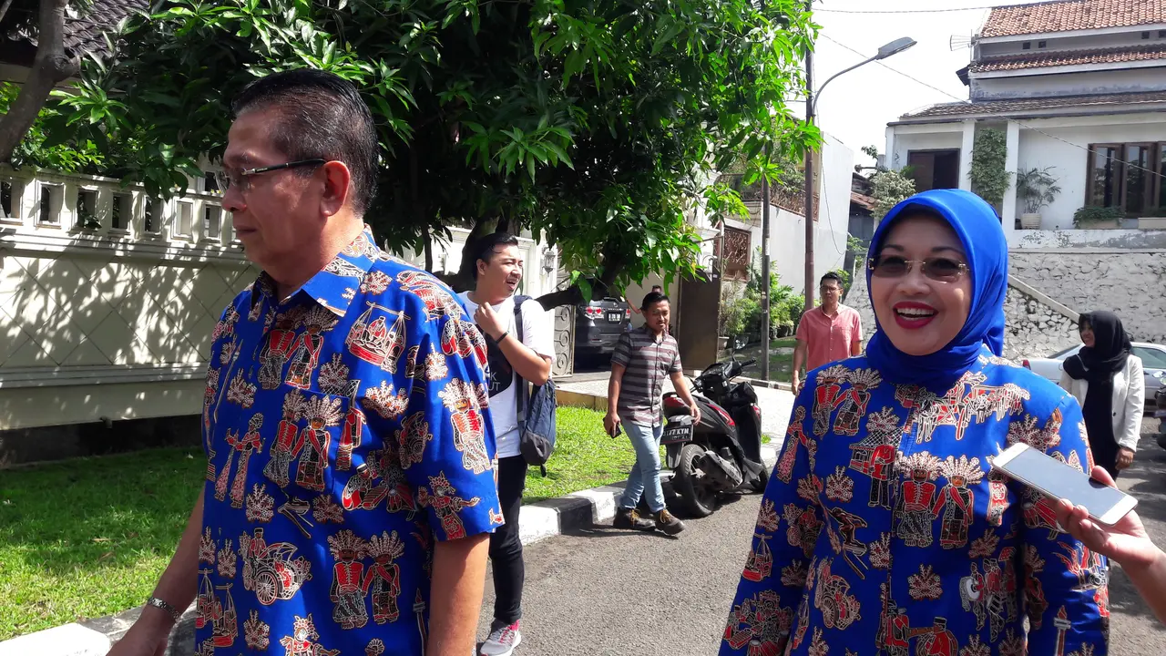 Sylviana Murni dan suamu mencoblos di Pilkada DKI putaran kedua
