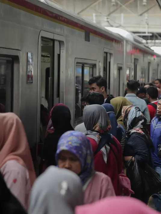 Calon penumpang KRL Commuter Line Bogor-Jakarta bersiap menaiki kereta di Stasiun Tanah Abang, Jakarta, Minggu (29/12/2019). PT KCI menambah jam operasional KRL hingga pukul 03.00 WIB pada 1 Januari 2020. (Liputan6.com/Faizal Fanani)