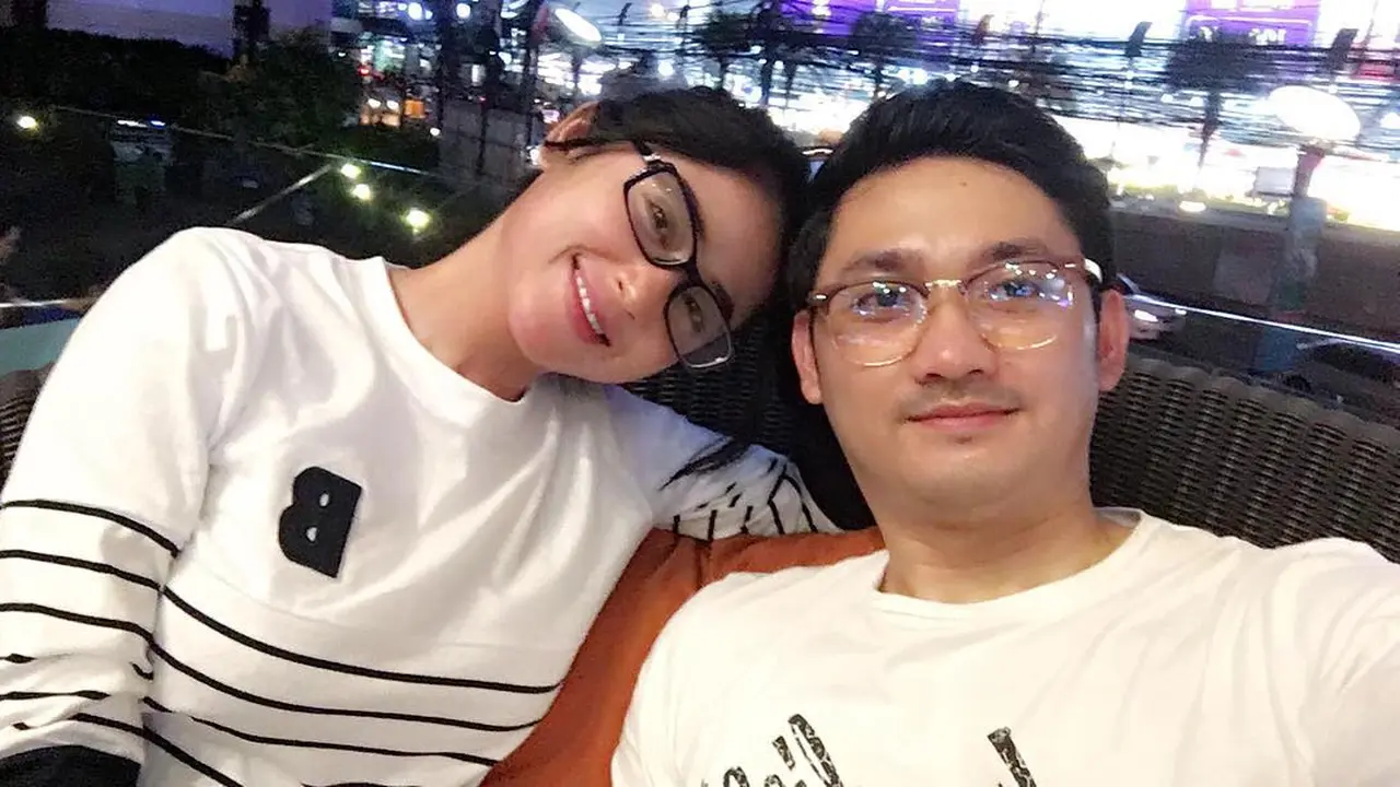 [Bintang] Dewi Perssik dan Angga Wijaya