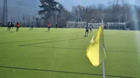 Lapangan latihan tim Real Sociedad putri, yang memakai rumput sintetis. (Bola.com/Yus Mei Sawitri)