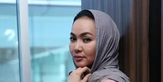 Ada yang berbeda pada penampilan Dewi Gita saat hadir dalam jumpa pers Anugrah Planet Musik (APM) 2016 kemarin. Dewi Gita mengenakan penutup kepala, layaknya mengenakan hijab. (Nurwahyunan/Bintang.com)