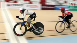 Atlet para cycling Indonesia, M Fadli Imanuddin (depan) saat latihan di Velodrome, Rawamangun, Jakarta, Selasa (2/10). 14 atlet para cycling akan berlaga pada Asian Para Games 2018 pada 6 hingga 13 Oktober mendatang. (Liputan6.com/Helmi Fithriansyah)