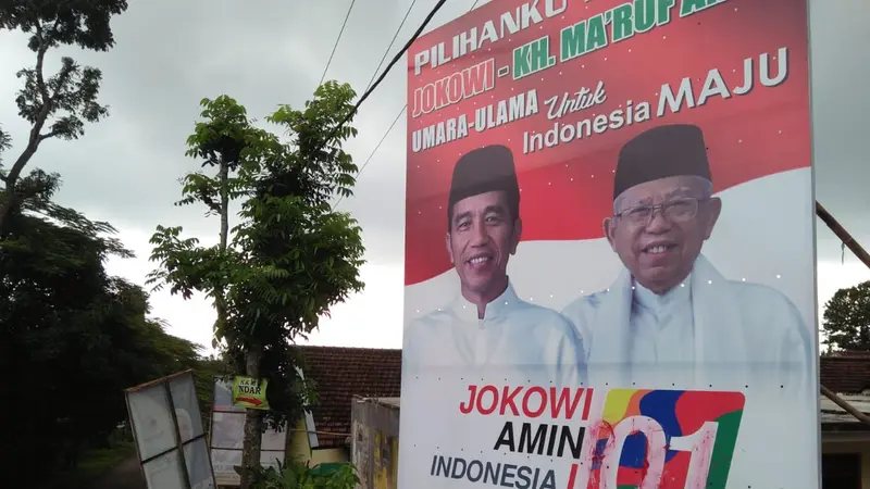 Baliho Pasangan Calon Presiden dan Wakil Presiden nomor urut 01, Jokowi-Ma'ruf Amin menjadi korban vandalisme. (Liputan6.com/Dian Kurniawan)