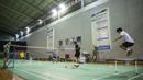 Pelatih ganda campuran Indonesia, Richard Mainaky, memantau latihan fisik pasangan ganda campuran, Tantowi Ahmad/Liliyana Natsir dan Praveen Jordan/Debby Susanto. (Bola.com/Vitalis Yogi Trisna)