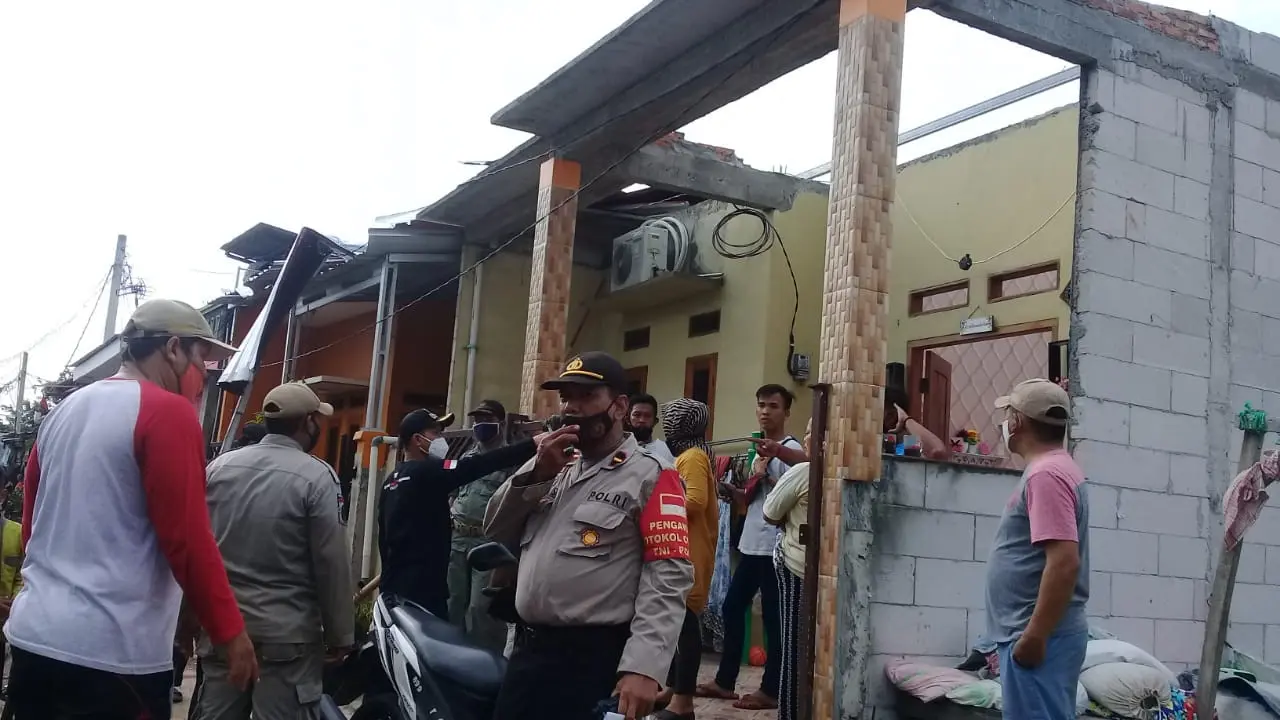 Rumah warga di Kaliabang Bekasi yang rusak akibat terjangan puting beliung. (Foto: Istimewa)