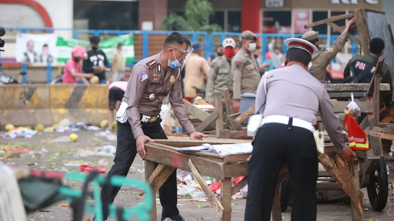 Polres Metro Bekasi memberlakukan sistem lalu lintas dua arah di Jalan Sumantri, Cikarang. (Bam Sinulingga/Liputan6.com)