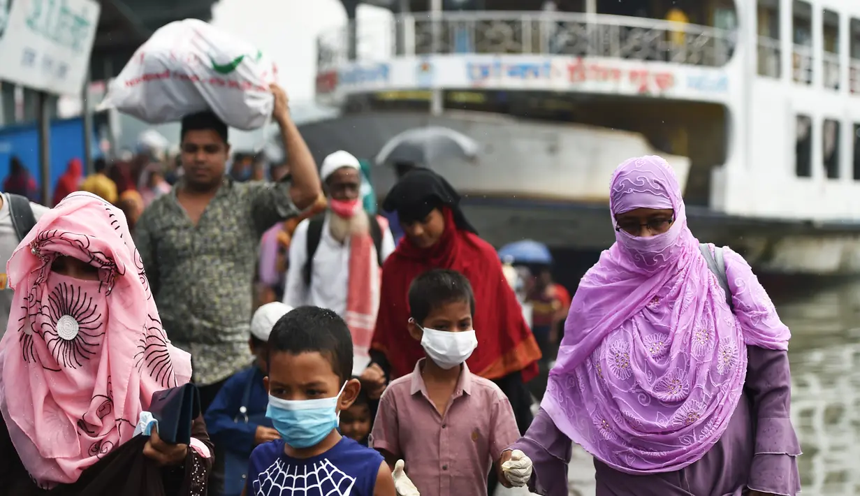 Orang-orang yang mengenakan masker meninggalkan terminal feri di Dhaka, Bangladesh (10/9/2020). Bangladesh pada Kamis (10/9) melaporkan 1.892 kasus baru COVID-19 dan 41 kematian baru, menambah jumlah kasus menjadi 332.970 dan jumlah kematian di angka 4.634. (Xinhua)