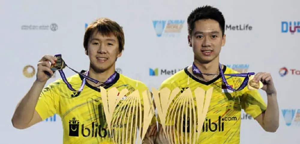 Kevin Sanjaya Sukamuljo/Marcus Fernaldi Gideon memamerkan medali setelah menjuarai turnamen BWF Super Series Finals 2017, di Dubai, Minggu (17/12/2017). (PBSI)