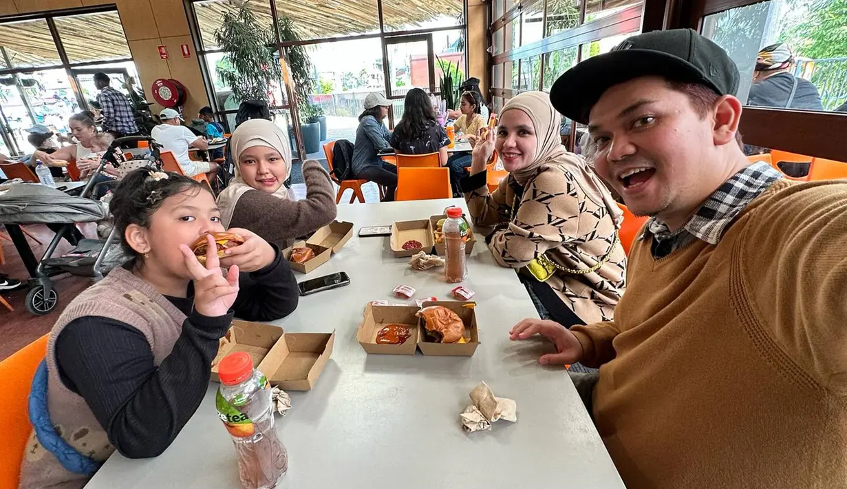 Setelah rujuk, Indra Bekti dan Aldila Jelita memang kerap tampil mesra. Banyak netizen yang salut dengan keduanya setelah melewati berbagai cobaan rumah tangga. Kini tidak sedikit netizen yang mendoakan agar keduanya selalu harmonis dalam melewati perjalanan pernikahan. (Liputan6.com/IG/@indrabekti)