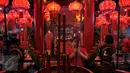 Umat Tionghoa sembahyang dan berdoa di klenteng Vihara Amurva Bhumi, Setiabudi, Jakarta Selatan, Minggu, malam (7/2/2016). (Liputan6.com/JohanTallo)