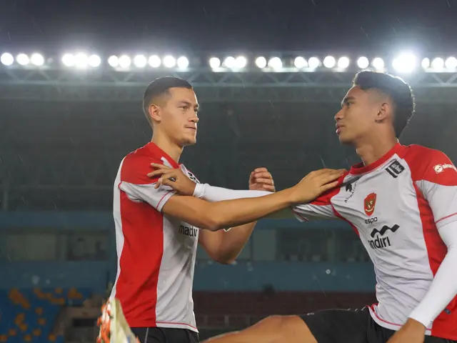 Pemain Timnas Indonesia, Jay Idzes (kiri) melakukan pemanasan bersama Marselino Ferdinan saat berlatih menjelang laga Kualifikasi Piala Dunia 2026 melawan China yang berlangsung di Stadion Qingdao Tiantai, China pada Minggu (13/10/2024) malam waktu setempat. (Dok. PSSI)