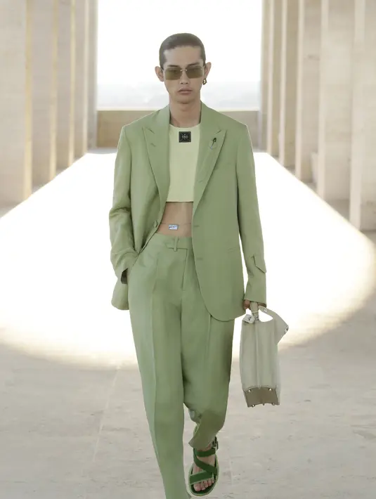 FENDI Men's Spring/Summer 2022 menghadirkan koleksi yang memberi kebebasan bagi para pria dan membuat para perempuan juga ingin memilikinya