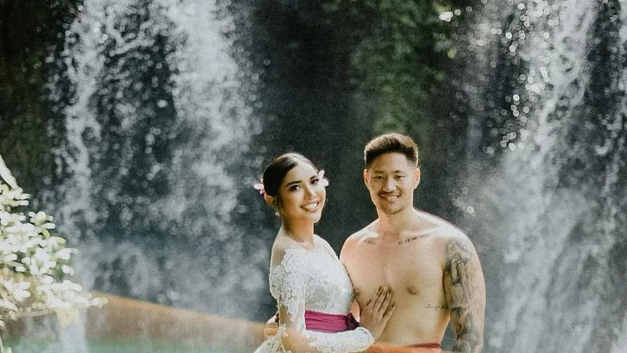 6 Gaya Serasi Millen Cyrus dan Pacar Barunya, Tampil Berkebaya hingga Dress