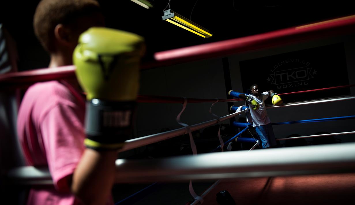 Keilan Malone (kiri) dan Curtis Knight beristirahat saat latihan di Louisville TKO Boxing Gymnasium, (6/6/2016). Louisville adalah tempat lahirnya petinju legendaris Muhammad Ali yang baru saja meninggal dunia. (AFP/Brendan Smialowski)