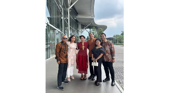 Gaya 8 artis saat kondangan di pernikahan Boiyen dan suami, tampil menawan