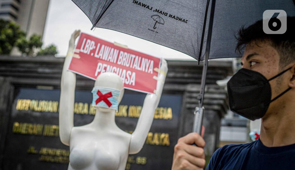 Aktivis membawa manekin dengan poster saat menggelar aksi di depan Polda Metro Jaya, Senin (21/3/2022). Aksi tersebut bentuk dukungan terhadap Haris Azhar dan Fatia Maulidiyanti saat menjalani pemeriksaan terkait kasus dugaan pencemaran nama baik Luhut Binsar Pandjaitan. (Liputan6.com/Faizal Fanani)
