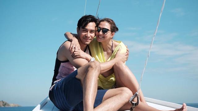 FOTO: Gaya Liburan Darius Sinathrya dan Donna Agnesia di Labuan Bajo, Tetap Mesra