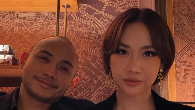 Bunga Citra Lestari  saat Dinner Merayakan Wedding Anniversary ke-2  kompak dengan suami. [@itsmebcl]