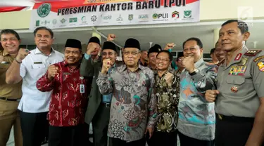Ketua Umum Lembaga Persahabatan Ormas Islam (LPOI), KH Said Aqil Siroj berfoto bersama usai hadir dalam acara temu media di Jakarta, Senin (13/8). LPOI terdiri dari gabungan 14 Ormas Islam. (Liputan6.com/Faizal Fanani)