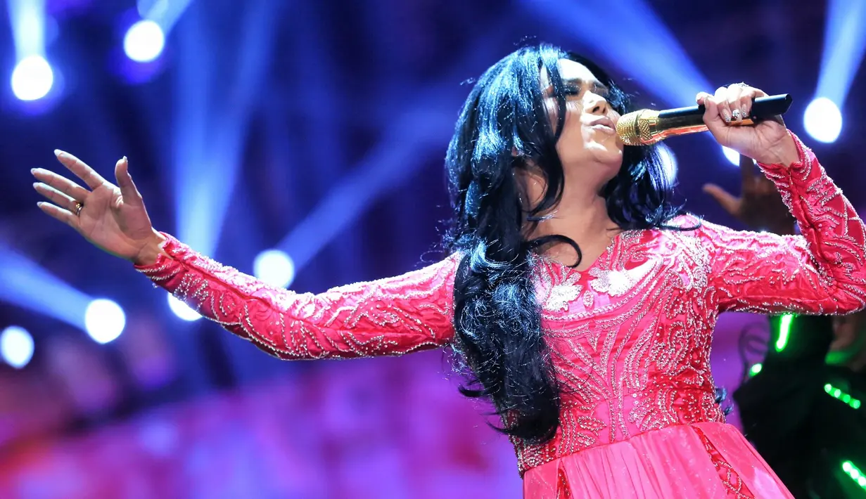 Tidak hanya mengenakan gaun warna merah, KD juga menyiapkan kostum warna pink. Warna ini dipilih agar penampilannya terlihat lebih muda. (Adrian Putra/Bintang.com)