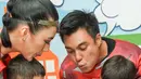 <p>Kiano tiup lilin didampingi kedua orangtua serta adiknya Kenzo Eldrago Wong. Momen penuh kehangatan di perayaan ulang tahun Kiano. [Instagram/baimwong]</p>